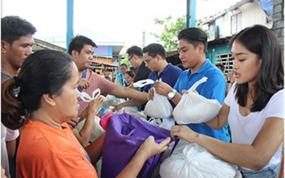 <p><strong>RICE SUBSIDY</strong>. Cavite residents receive their rice subsidy from the provincial government of Cavite. Governor Jesus Crispin Remulla ordered rice distribution for the victims of typhoon 'Domeng', which inundated several low-lying barangays in the province. The governor’s son and Indang Councilor Ping Remulla (2nd from right) and granddaughter Dia Remulla (far right) lead the distribution in Noveleta town and the inundated barangays in Cavite City on Sunday (June 17, 2018). <em>(Photo by Dennis Abrina/PNA)</em></p>
